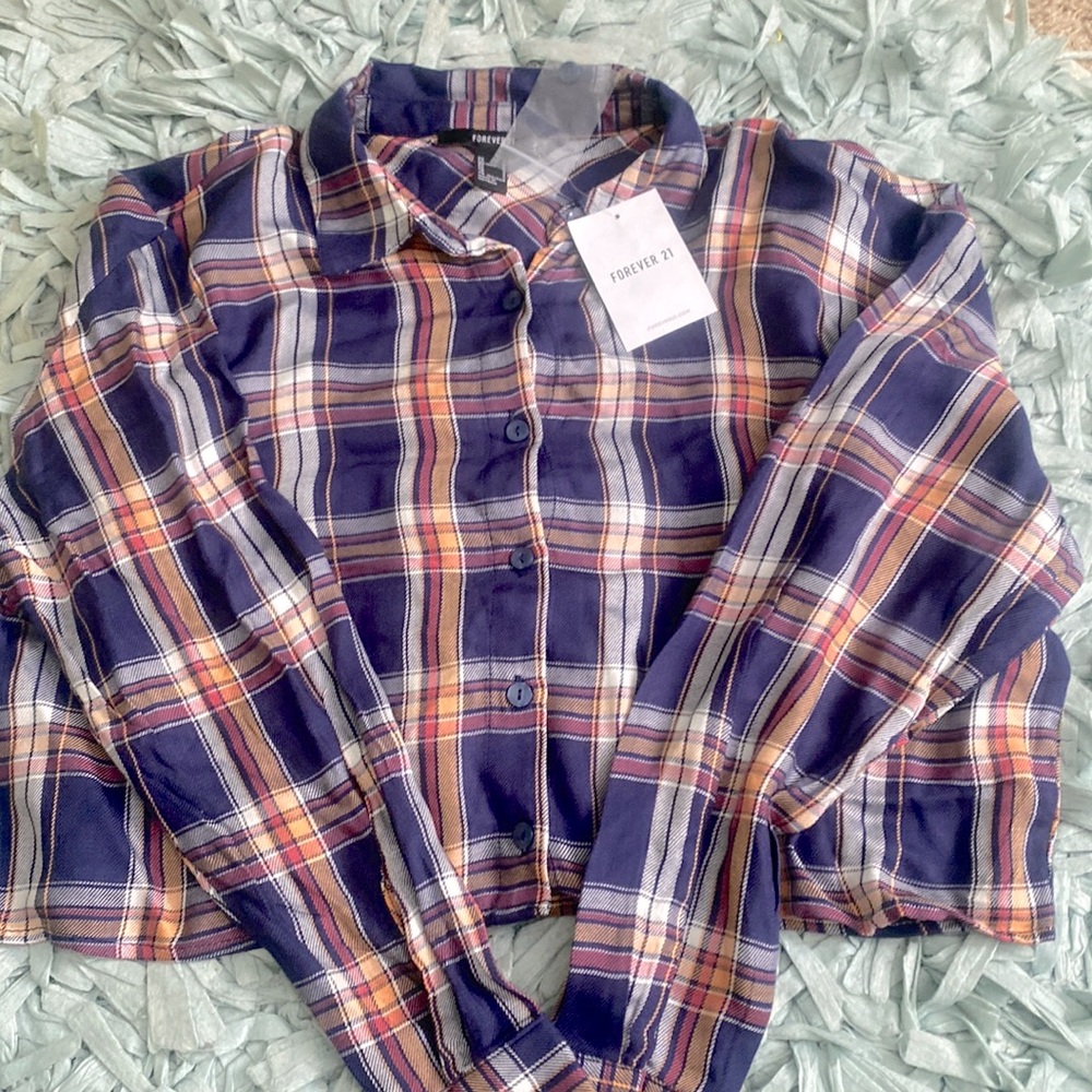 I am selling this button cropped top flannel!